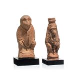 2 statuettes en terre cuite figurant le dieu Thot sous sa forme de babouin. Fayoum. Égypte gréco-rom