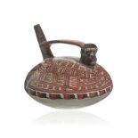 Vase à pont en terre cuite polychrome. culture Nazca. Pérou. diam. 14.5 cm. h. 13 cm