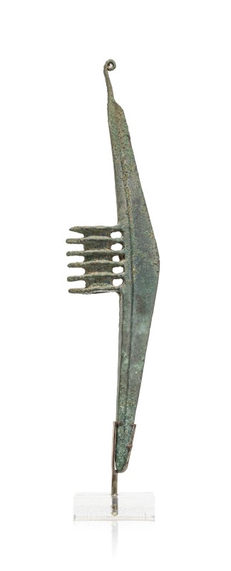 Longue hache profilée en bronze. Luristan. début 1er millénaire av. J.-C.. h. 35 cm Provenance : c