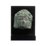 Petit masque de ménade en bronze. Egypte gréco-romaine. h. 6.5 cm