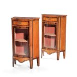 Paire de petites vitrines de style Transition. XIXe s. en placage de bois de rose et bois de violett