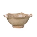 Coupelle polylobée en céramique à glaçure craquelée. Chine. probablement dynastie Song. diam. 10 cm