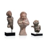 Lot de 3 statuettes en terre cuite figurant des maladies et afflictions (2 bossus et 1 nain)