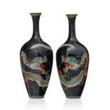 Paire de vases en émaux cloisonnés. Japon. époque Meiji. décor de dragons. h. 15 cm A pair of cloiso