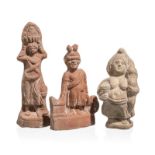 Lot de 3 statuettes en terre cuite. Égypte gréco-romaine (pygmée. et porteuses d'offrandes)