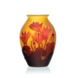 Petit vase ovoïde en verre multicouche signé Gallé. à décor dégagé à l'acide de fleurs mauves sur fo