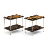 Paire de side-tables d'époque Napoléon III en bois laqué noir et or. montants en bronze imitant le b