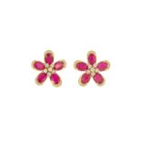 Paire de clous d'oreilles fleurs or 750 sertis de rubis taille ovale rehaussés de diamants taille br