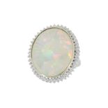 Bague or gris 750 sertie d'une opale blanche ovale entourée de diamants taille brillant