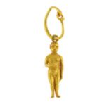 Petit pendentif en or 920 figurant un homme nu portant une main à la poitrine. h. personnage : 3 cm.