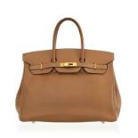 Hermès. sac Birkin 35 en cuir Epsom Gold. pique sellier blanc. bouclerie plaqué or. / tirette. clefs