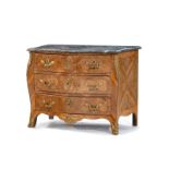 Commode d'époque Louis XV estampillée J. BIRCKLE en placage de bois de rose et bois de violette. mar