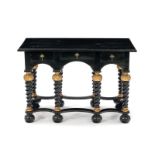 Table de milieu de style Renaissance. composée d'éléments anciens. en bois noirci reposant sur huit