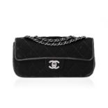 Chanel. sac Mademoiselle à rabat simple en velours noir matelassé. bandoulière. housse. carte d'auth