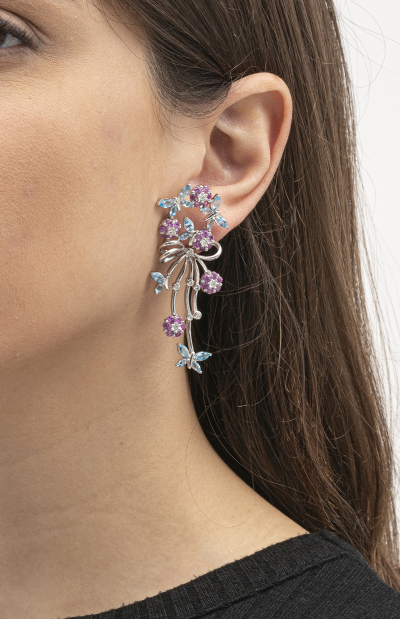 Paire de pendants d'oreilles or gris 750 à motifs de papillons et de fleurs sertis de topazes. saphi - Image 3 of 3