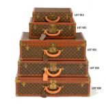 Vuitton. valise Alzer rigide en toile enduite Monogram. 70x48x22 cm. 2 clefs. (quelques taches blanc