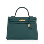 Hermès. sac Kelly 35 en cuir Togo vert malachite. 2013. bouclerie dorée. tirette et clochette avec 2