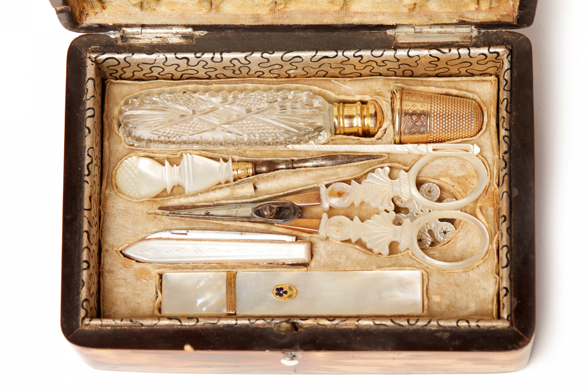 A 19TH CENTURY FRENCH TORTOISE SHELL BOX CONTAINING A MOTHER-OF-PEARL SEWING KIT - Image 3 of 3