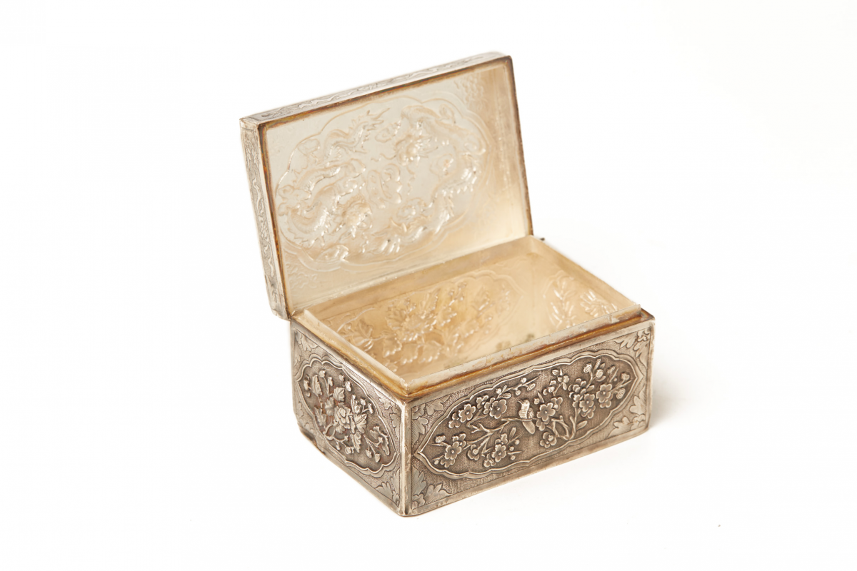 AN ANTIQUE VIETNAMESE SILVER EMBOSSED WEDDING BOX, FROM THE MINH MANG DYNASTY - Image 2 of 3