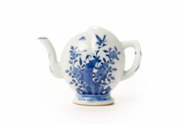 AN ANTIQUE CHINESE BLUE AND WHITE PORCELAIN CADOGAN TEAPOT