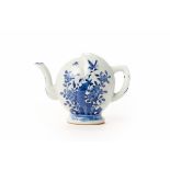 AN ANTIQUE CHINESE BLUE AND WHITE PORCELAIN CADOGAN TEAPOT