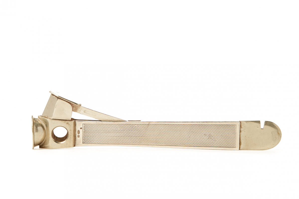 A VINTAGE STERLING SILVER CIGARILLO CUTTER