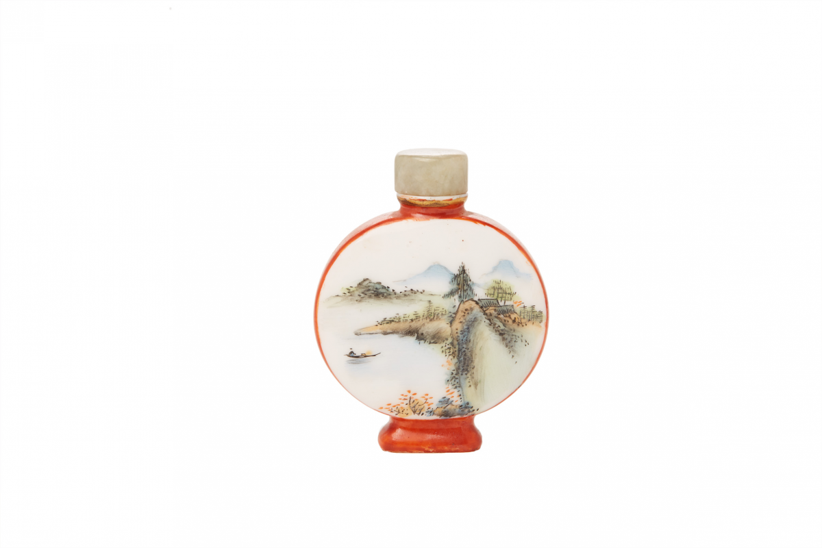 AN OVOID PORCELAIN SNUFF BOTTLE