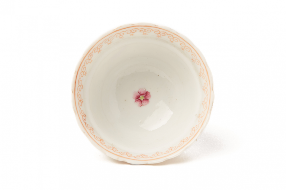 A CHINESE PORCELAIN SMALL TEA BOWL - Image 3 of 4