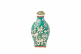 A GREEN AND WHITE PORCELAIN SNUFF BOTTLE