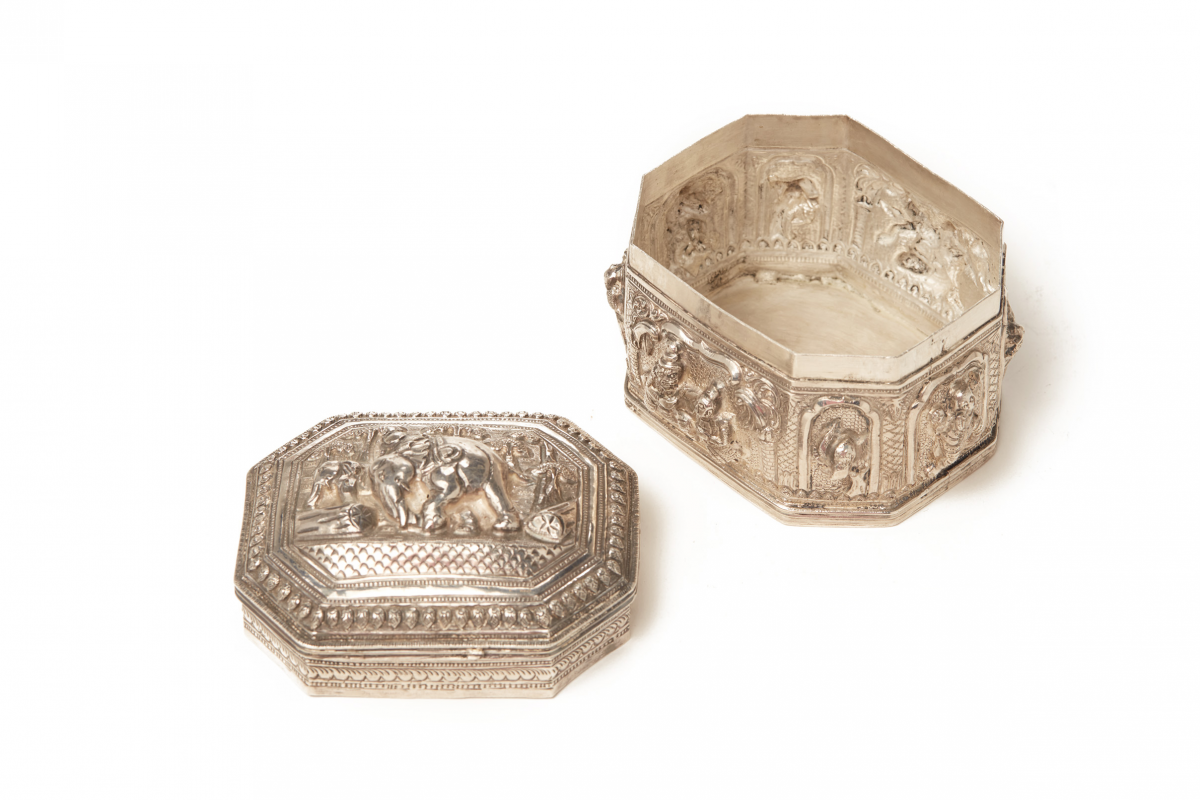A SOUTHEAST ASIAN SILVER OCTAGONAL LIDDED BOX - Image 3 of 3