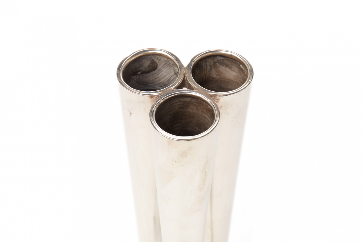 A STERLING SILVER TRIPOD VASE - Image 2 of 2