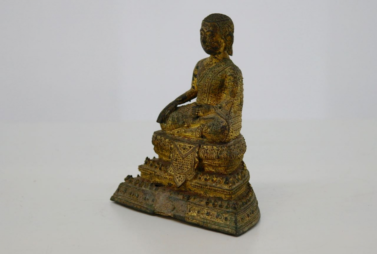 AN ANTIQUE SOUTHEAST ASIAN GILT BRONZE BUDDHA