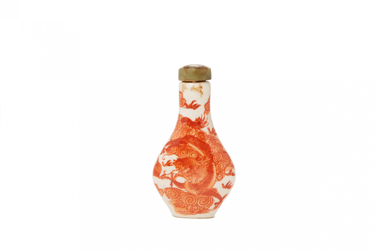 A 'DRAGONS' PORCELAIN SNUFF BOTTLE