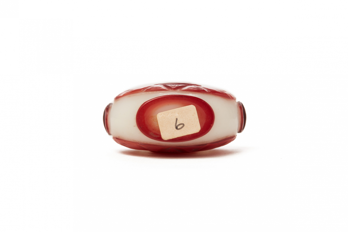 A RED OVERLAY GLASS SNUFF BOTTLE, WITH YING & YANG MOTIF - Image 3 of 3
