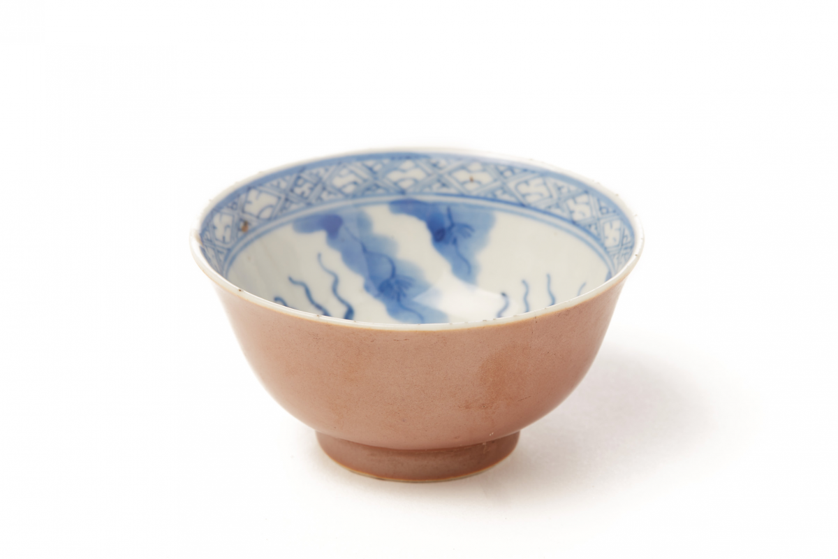 A CHINESE PORCELAIN TEA BOWL DECORATED WITH THREE FISH