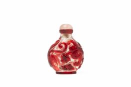 A RED OVERLAY TRANSPARENT GLASS SNUFF BOTTLE