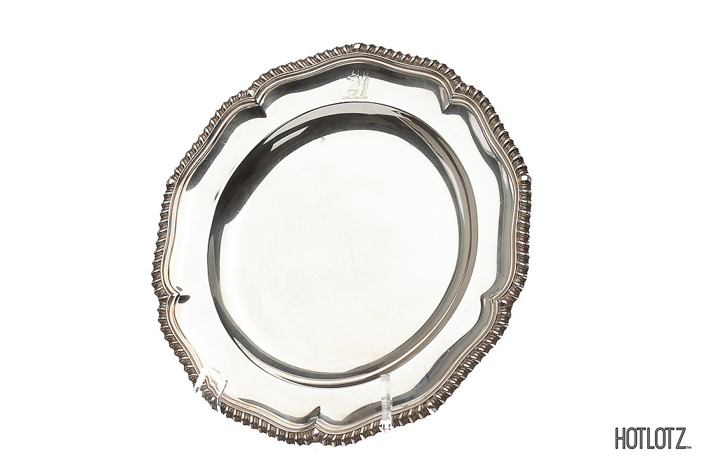 A SET OF EIGHT ENGLISH 'GEORGE III' SILVER DINNER PLATES - Image 7 of 7