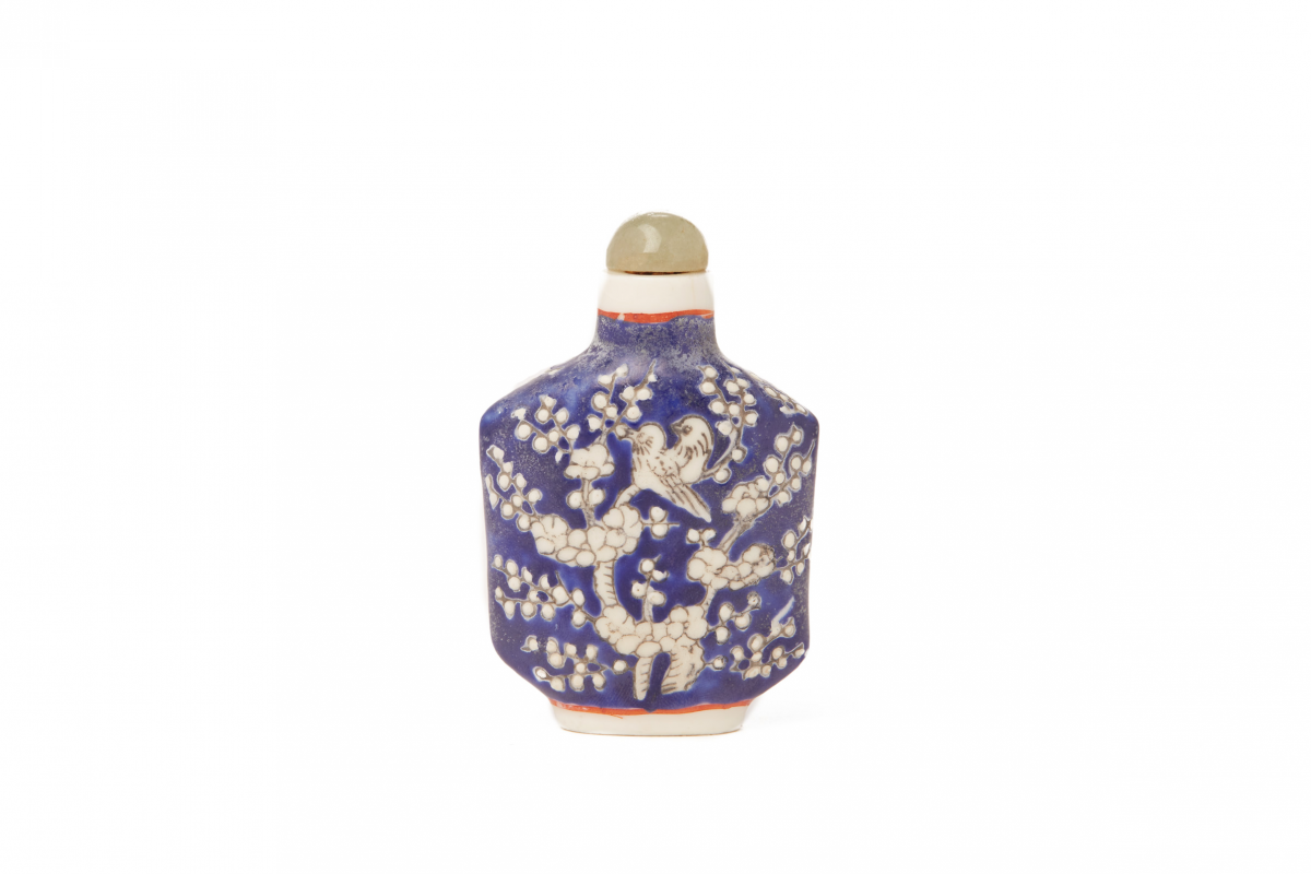 A BLUE AND WHITE PORCELAIN SNUFF BOTTLE - Image 2 of 3