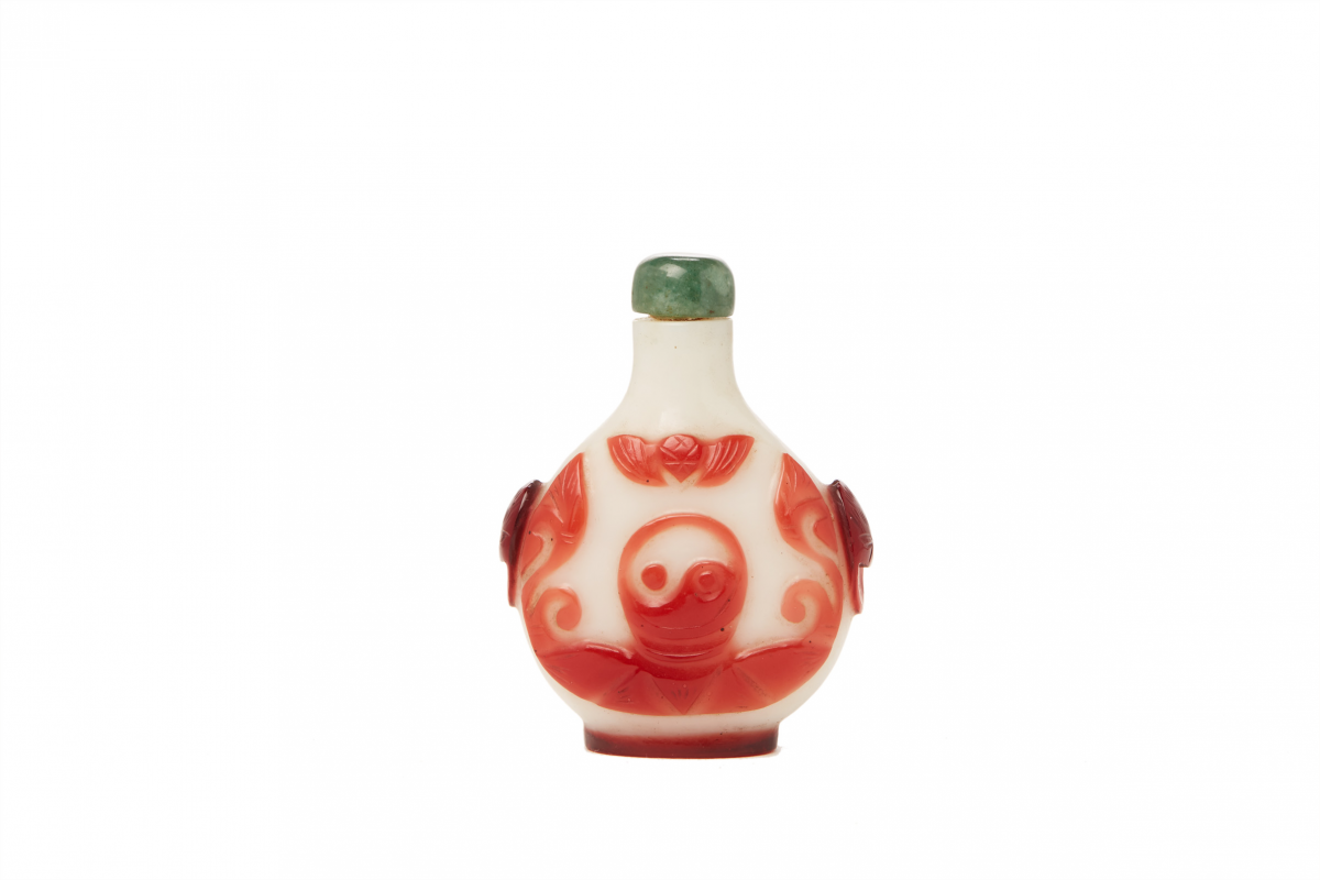 A RED OVERLAY GLASS SNUFF BOTTLE, WITH YING & YANG MOTIF - Image 2 of 3
