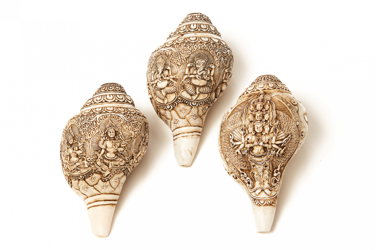 A SET OF THREE NEPALESE CARVED 'SANKHA' - Image 3 of 4