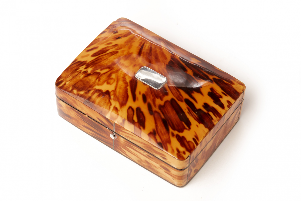A 19TH CENTURY FRENCH TORTOISE SHELL BOX CONTAINING A MOTHER-OF-PEARL SEWING KIT - Image 2 of 3
