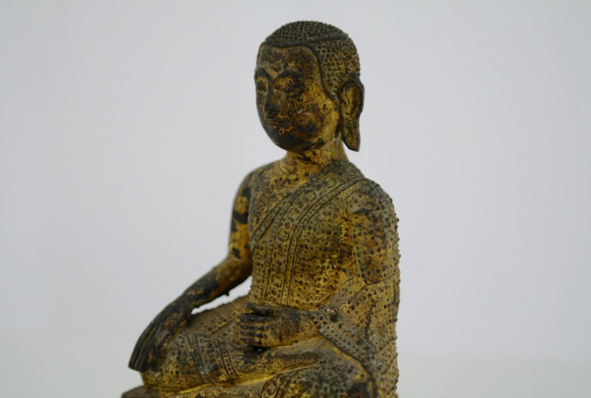 AN ANTIQUE SOUTHEAST ASIAN GILT BRONZE BUDDHA - Image 3 of 6