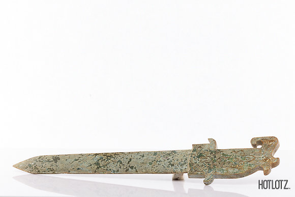 A PAIR OF CHINESE CARVED ARCHAIC STYLE DAGGERS - Image 2 of 7