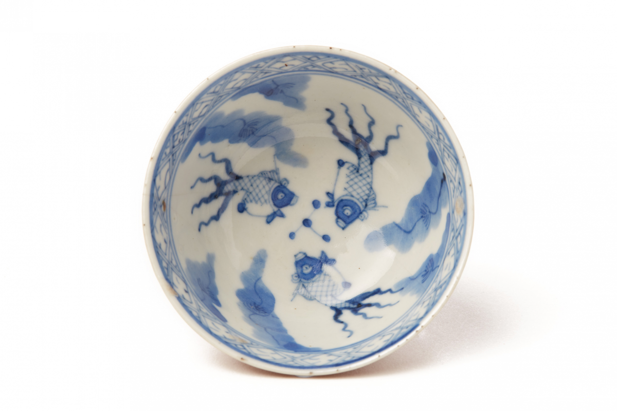 A CHINESE PORCELAIN TEA BOWL DECORATED WITH THREE FISH - Image 3 of 3