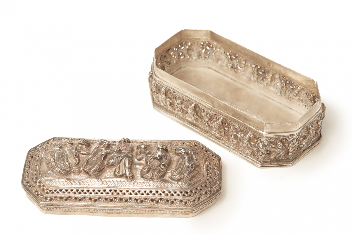 A BURMESE SILVER RECTANGULAR LIDDED BOX - Image 3 of 4