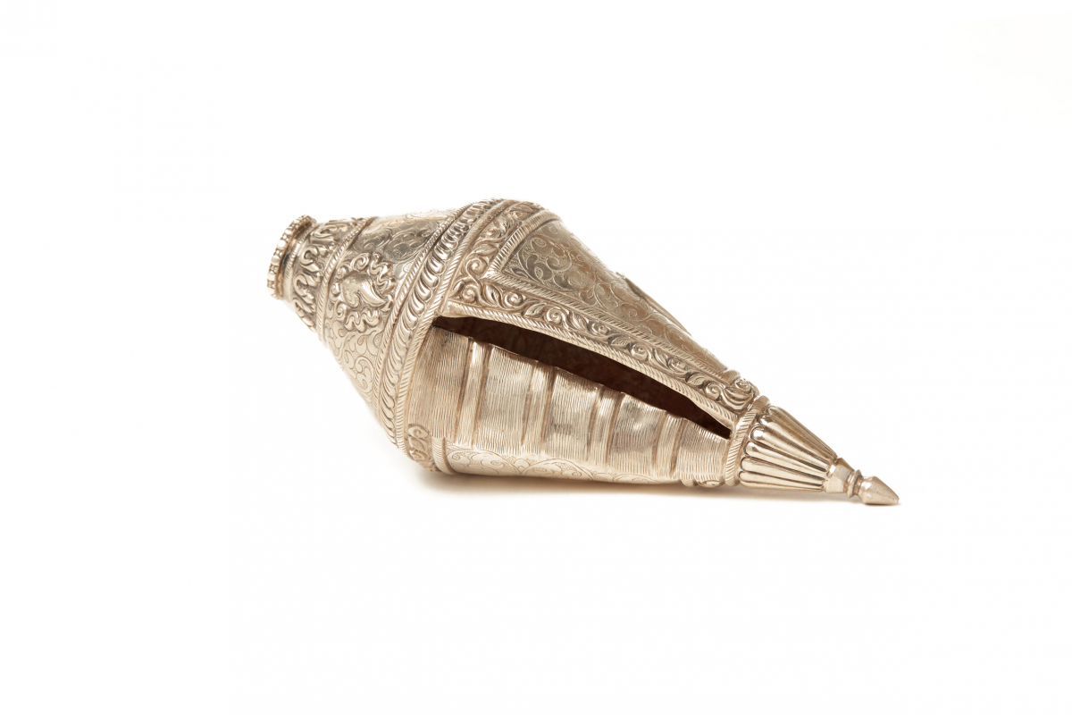 A NEPALESE SILVER REPOUSSÉ CONCH SHELL - Image 2 of 3