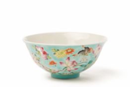 A STRAITS CHINESE STYLE PORCELAIN TEA BOWL WITH TURQUOISE BACKGROUND