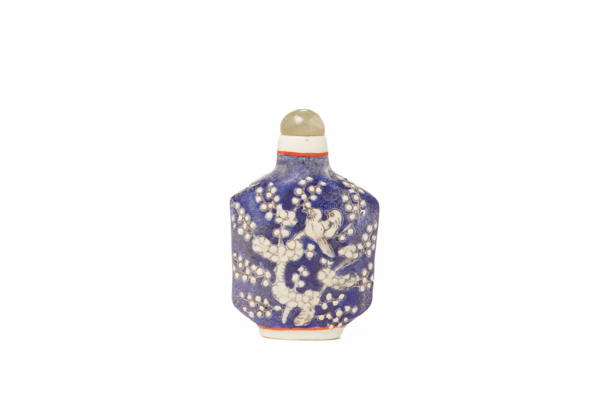 A BLUE AND WHITE PORCELAIN SNUFF BOTTLE