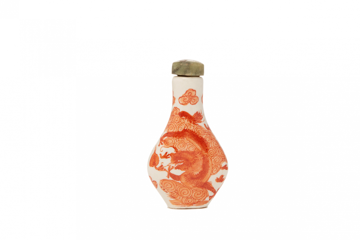 A 'DRAGONS' PORCELAIN SNUFF BOTTLE - Image 2 of 3