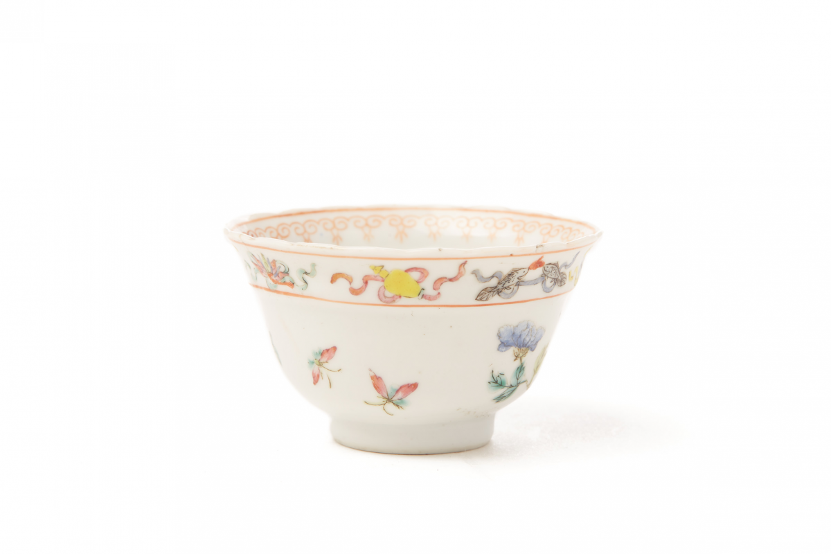 A CHINESE PORCELAIN SMALL TEA BOWL - Image 2 of 4